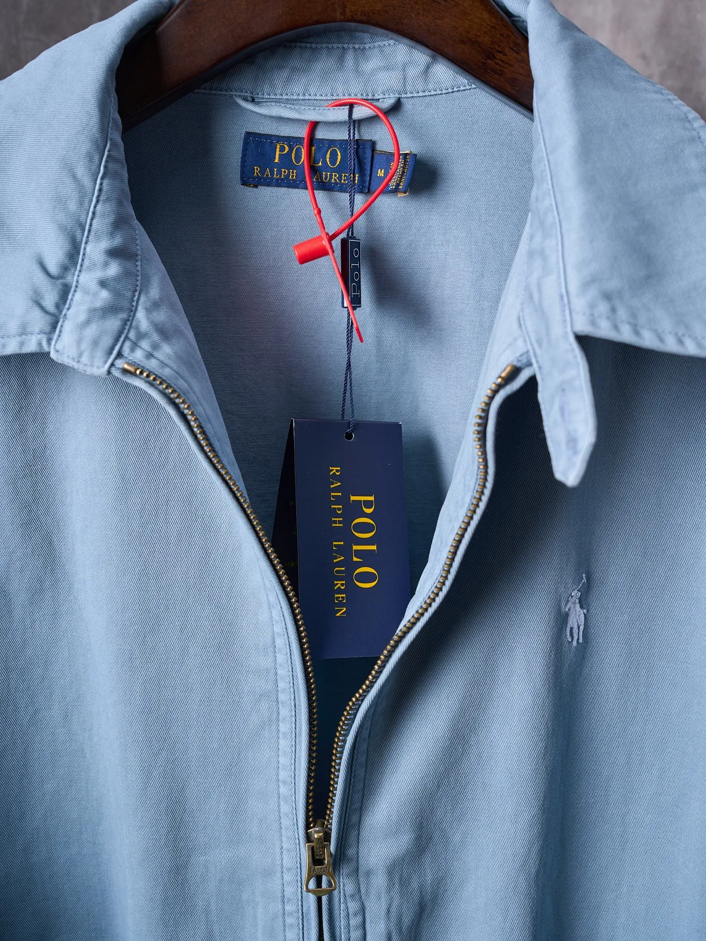 P470 Actual auction] Ralph Lauren/Ralph Lauren pony embroidered zipper lapel jacket [Ready stock] S M L A high-grade sense of relaxation comes across, effortless fashion. Imported machine embroidery technology is used. Advanced computer control systems and precision mechanical components are used to achieve the iconic pony embroidery operation. High precision. The lines are smooth and delicate. Template machine bag opening. The preset template guides the position, shape and size of the bag opening. The accuracy ensures the quality of the bag opening effect. The hem is made in one go using a three-needle waist-drawing machine. The elastic band and the fabric are sewn together in the same process using the machine's special needle position and feeding mechanism. The three-needle design is stronger and can distribute pressure evenly. Ensure that the elastic band and the fabric are closely attached. Follow the original color system for dyeing. Prioritize the original color and fabric material to select special dyes. Reheat to the appropriate temperature. Perform dip-dyeing treatment. Finally, implement color registration and fit the pattern.